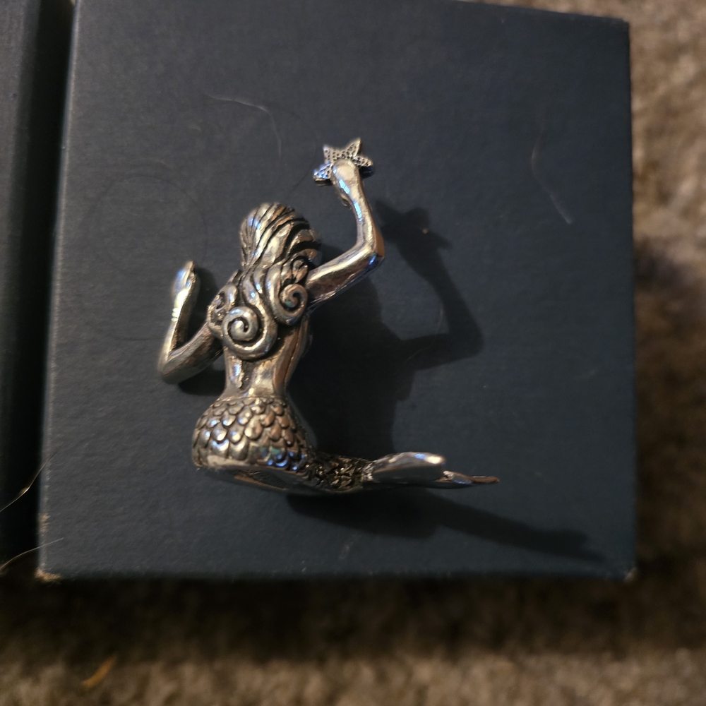 Woodbury Pewter Sitting Mermaid - Picture 5 of 5
